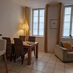 2 pièces dans le centre avec petite terrasse 3***