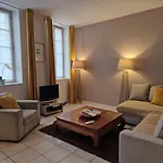 2 pièces dans le centre avec petite terrasse 3***